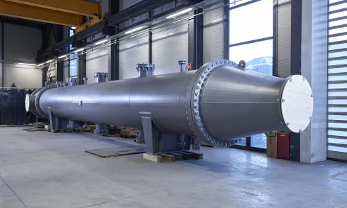 Industrielle Großwärmepumpe in einer Fertigungshalle – zeigt das APL-Projekt in Dänemark zur CO₂-Reduktion und Wärmewende.